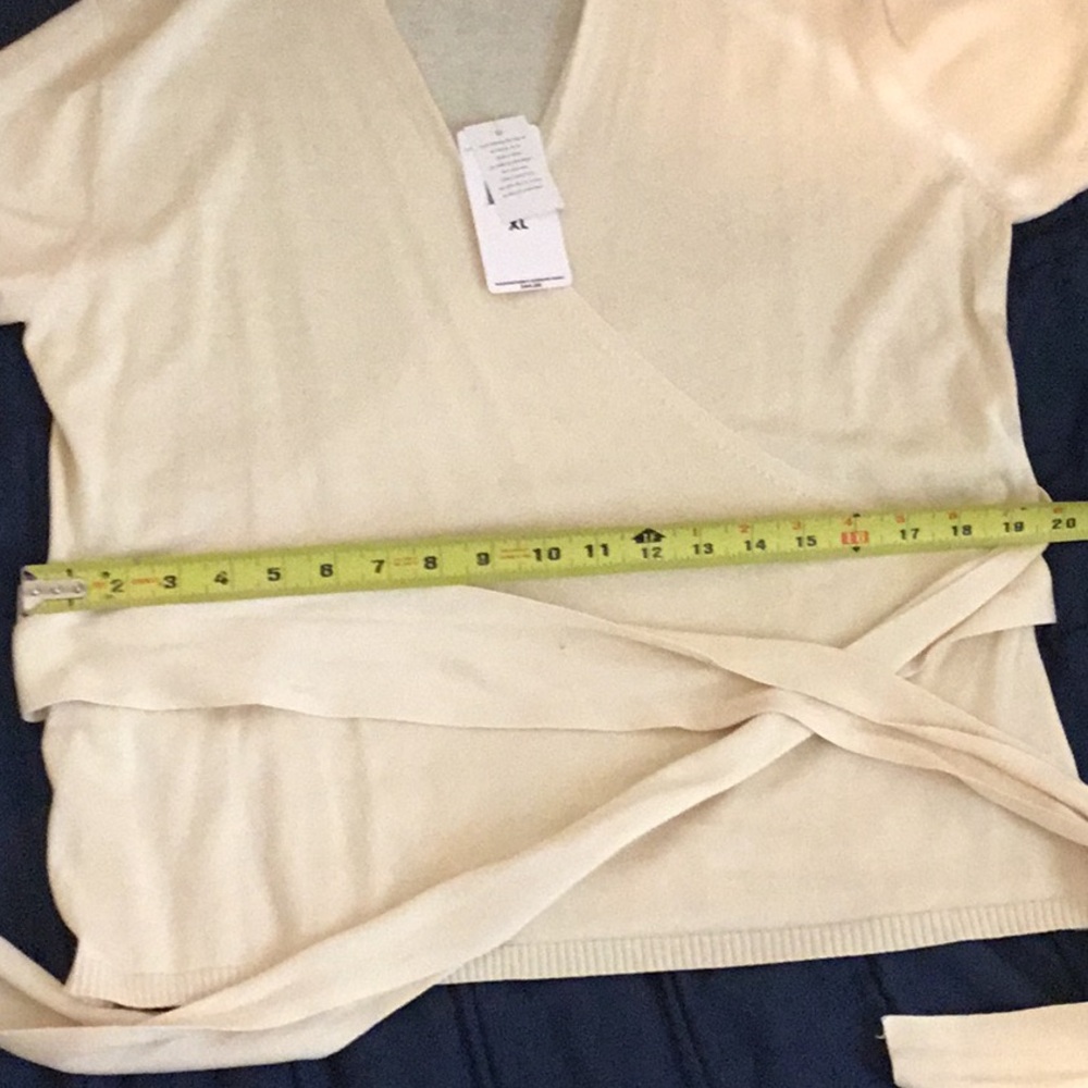 NWT Bandolino Light Yellow Wrap Top with Pink Label - Picture 14 of 16